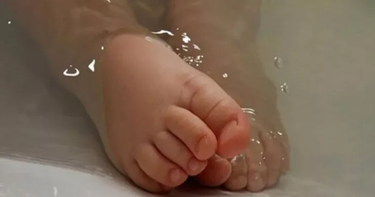 48 il əvvəl ögey qızını vannada öldürən anaya cinayət işi açıldı