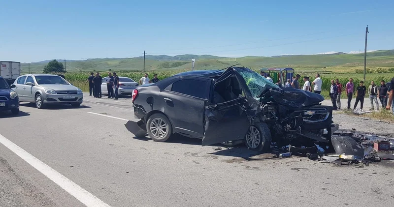 Несовершеннолетняя погибла в крупной аварии в Гёйчае ФОТО
