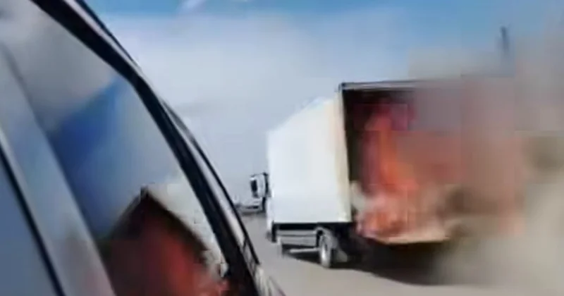 Maşını alovlar içində avtoyuma məntəqəsinə çatdırdı Video