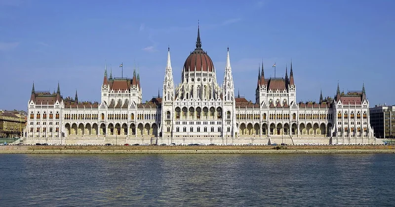 Парламент Венгрии решил сохранить членство страны в МУС