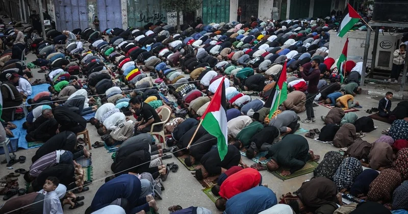 Bayram namazı xarabalıqlarda qılındı Qəzzədən kadrlar