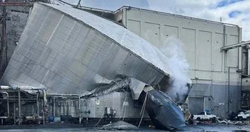 Один человек погиб, девять пропали без вести после взрыва на комбинате в США