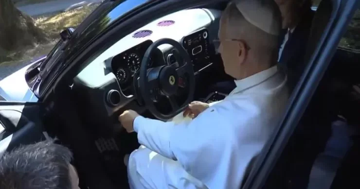 Ferrari nin bu modelini Roma Papası özü sınadı