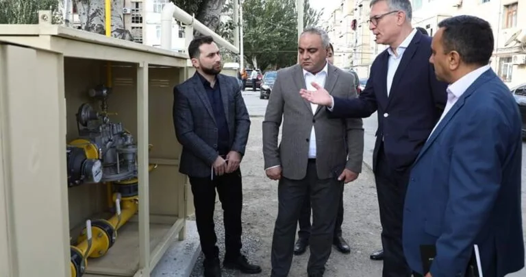 AZƏRİQAZ IN KABİNETDƏ ŞTAT YAZAN DİBÇƏK MƏMURLARI... Bir şöbəyə 15, digərinə 8, vacib şöbəyə isə bir mühəndis...