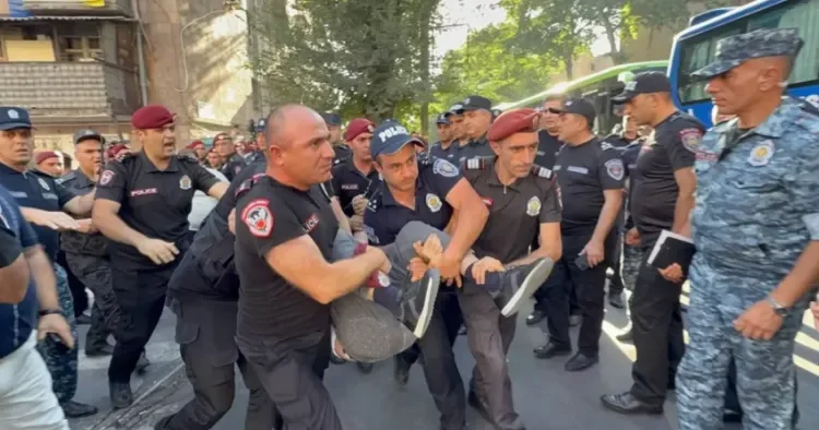 Arxiyepiskop Mikael Acapaxyanın tərəfdarları saxlanıldı