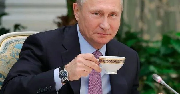 Lukaşenkodan Putinə simvolik hədiyyə