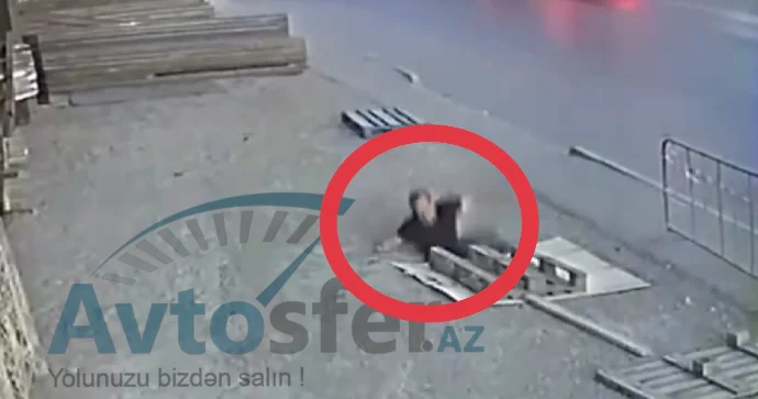 Kanalizasiya lyukuna düşən kişinin real görüntüləri: HADİSƏ BU CÜR OLUB VİDEO