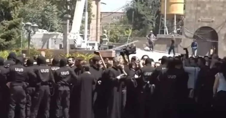 Ermənistanda kilsə və polis arasında gərginlik ARTDI KONKRET