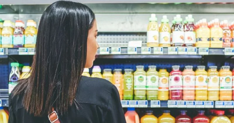Şüşə qablardakı içkilərdə plastik butulkalardakından daha çox mikroplastik tapılıb TƏDQİQAT