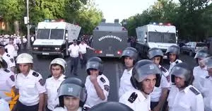 Ermənistanda polis arxiyepiskop tərəfdarlarını saxlayıb