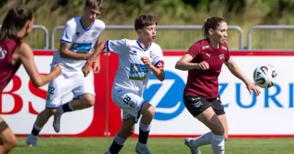 Qadınlar kişilərə qarşı futbol oynadı!