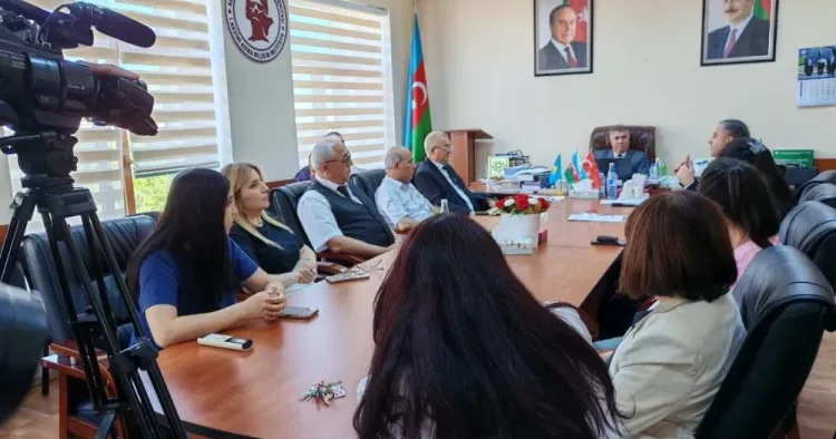 Dilçilik İnstitutunda Azərbaycan dili ilə bağlı ictimai müzakirə keçirildi FOTO