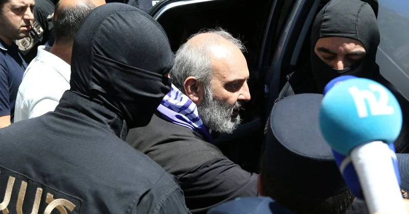 Gözünü aç, amma ağzını yum: Niyə Ermənistana hər şey olar?