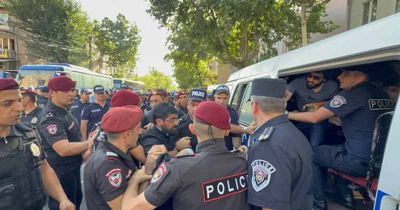 У здания СК Армении задержаны более 20 человек архиепископ Аджапахян прибыл на допрос ОБНОВЛЕНО