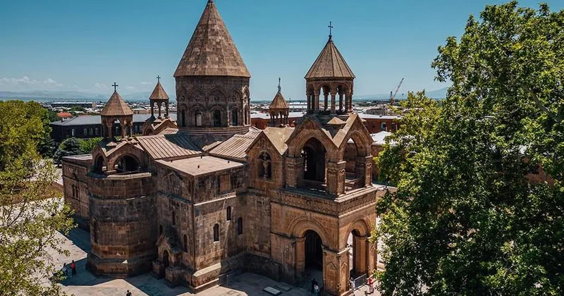 Ermənistan Milli Təhlükəsizlik Xidmətinin əməkdaşları II Qareginin iqamətgahı yaxınlığındadırlar