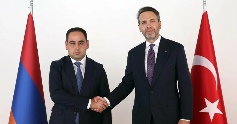 Erməni nazir İstanbulda Bayraktarla görüşdü