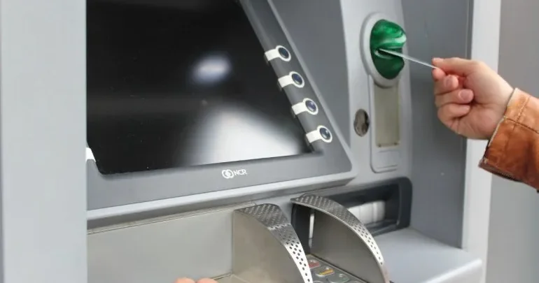 Bankomatlar nağd pul çıxaranları necə tələyə salır?