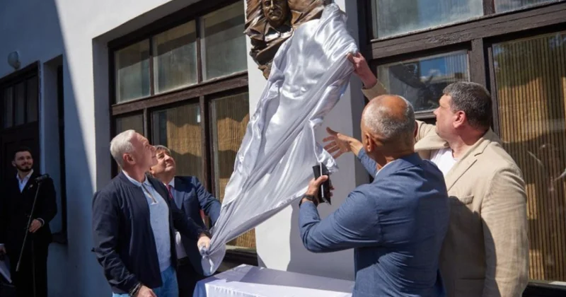 Xarkovda heykəltaraş Seyfəddin Qurbanovun xatirə lövhəsinin açılışı olub
