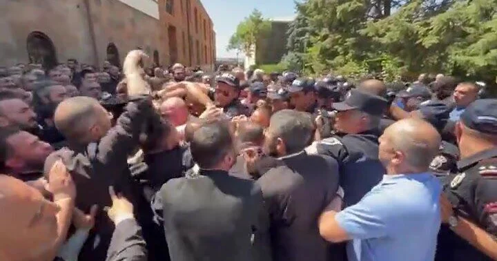 Полиция Армении применила силу против священников ВИДЕО