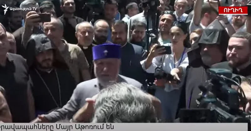 Ermənistan Apostol Kilsəsi kömək üçün kilsə zənglərini çalır