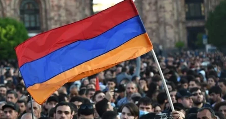 Оппозиционная фракция Армения готова выдвинуть архиепископа Аджапахяна в премьеры