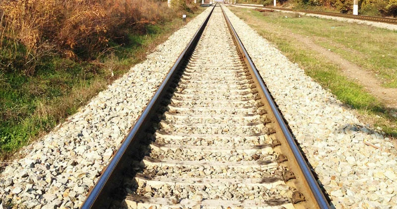 Dəmir yolu relslərinin arasına tonlarla daş tökülməsinin səbəbi bəlli oldu