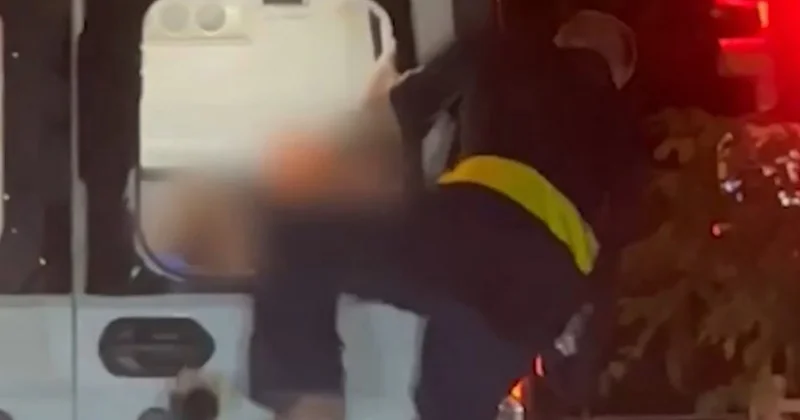 Təcili yardım avtomobilinin pəncərəsini qırıb qaçdı Video