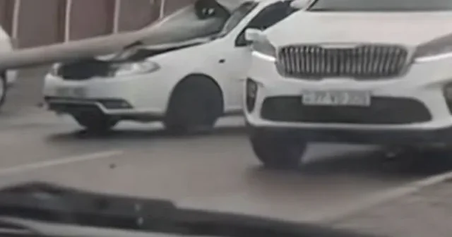 Bakıda BMW nin vurduğu işıq dirəyi digər avtomobilin salonuna düşdü