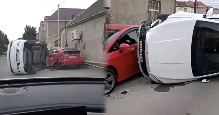 В Баку BYD перевернулся после столкновения с Prius