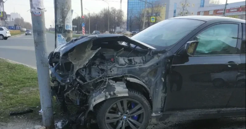 В Баку автомобиль снес столб ФОТО