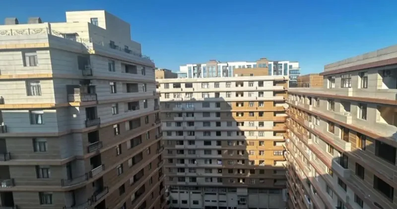 8 il əvvəl tikilən binanın sonuncu mərtəbəsində yeni mənzil salınaraq satışa çıxarıldı (VİDEO)