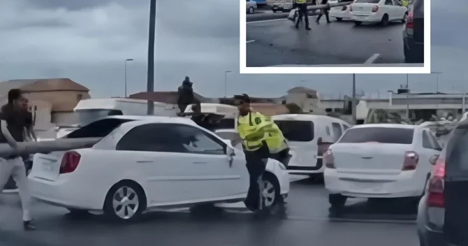 Bakıda BMW işıq dirəyini vurub başqa maşının üzərinə aşırtdı GÖRÜNTÜLƏR