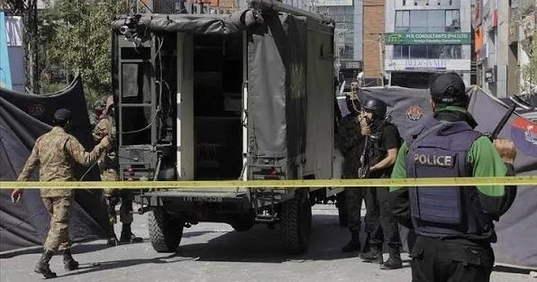 В Карачи произошли взрыв и перестрелка
