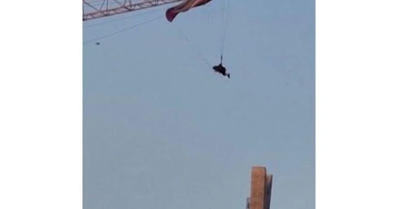 Парапланерист застрял на строительном кране в Китае ВИДЕО