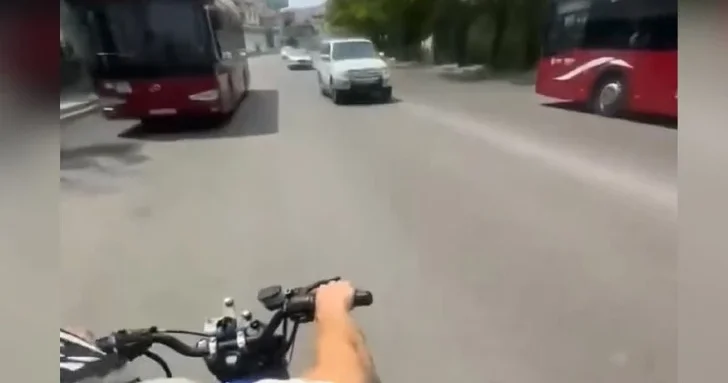 Опасный заезд по встречной полосе в Баку: полиция разыскивает мотоциклиста