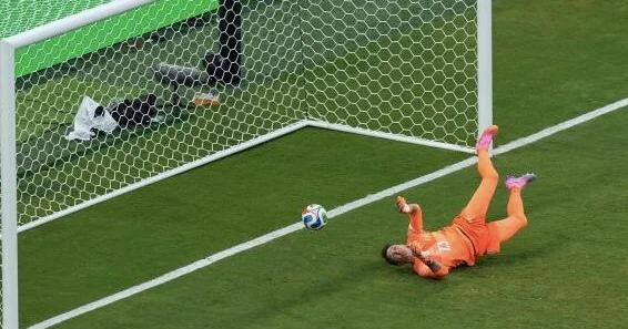 Muslera kobud səhv etdi, əvəzləndi, Uruqvay qrupda qaldı