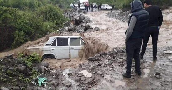 Şəkiyə sel gəldi, kəndlərlə əlaqə kəsildi