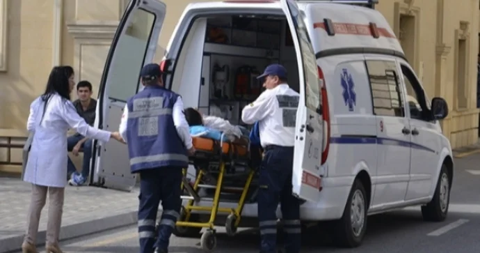 Bakıda motosiklet avtomobilə çırpıldı, yeniyetmə ağır xəsarət aldı