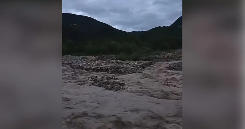 Şamaxıda Ağsu çayı daşdı İnsanlar yollarda qaldı Video