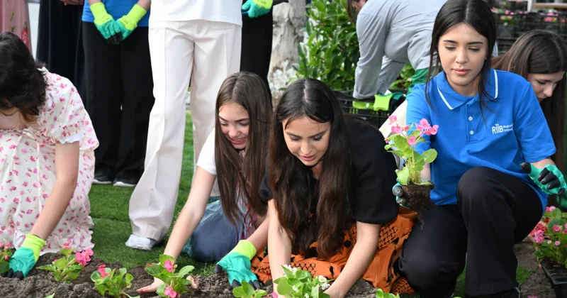 Leyla Əliyeva və Arzu Əliyeva Bakı Bulvarında mövsümi güllərin əkilməsi aksiyasında FOTO