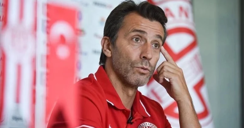 ​Türk futbolunun əfsanəsi yeni müqavilə imzaladı