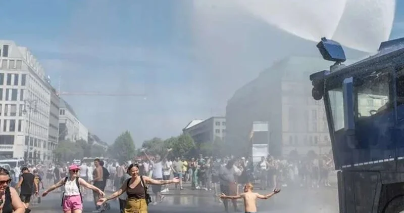 Berlində polis sakinləri və turistləri su şırnaqları ilə sərinləşdirir