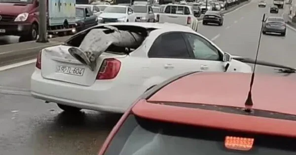Bakıda qəza: işıq dirəyi maşının salonuna girdi Foto