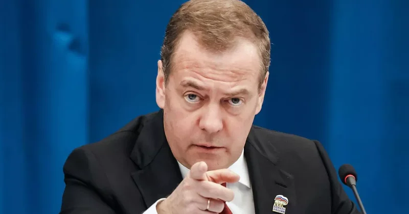 Дмитрий Медведев предложил изъять резиденцию у польского президента