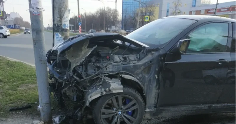Bakıda BMW işıq dirəyinə ÇIRPILDI: XƏSARƏT ALAN VAR FOTO