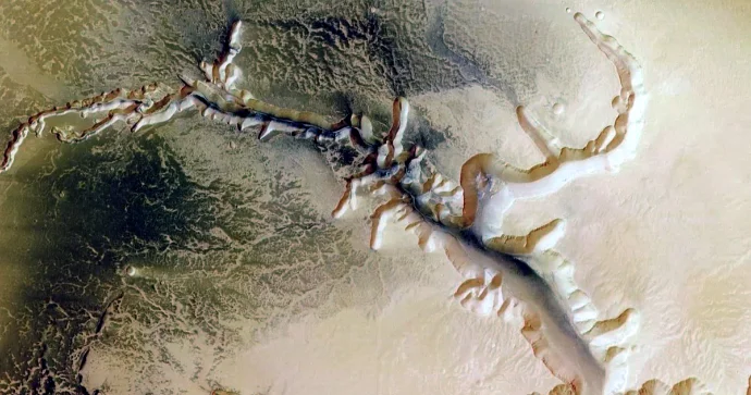 Marsın 24 kilometr dərinliyində sensasiyalı tapıntı FOTO