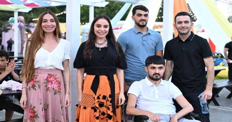 Leyla Əliyeva və Arzu Əliyeva “CandyFest” yay festivalını ziyarət edib və “Sehrli mirvari” su sirki şousunu izləyiblər