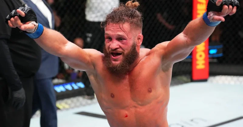 UFC: Rafael Fizievdən erkən nakaut