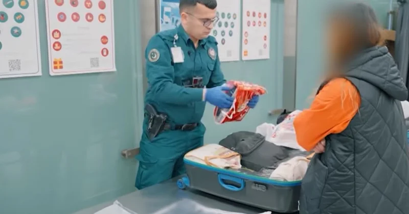 İstanbul hava limanında gərgin anlar: Azərbaycanlı qadının çantasından bunlar çıxdı VİDEO
