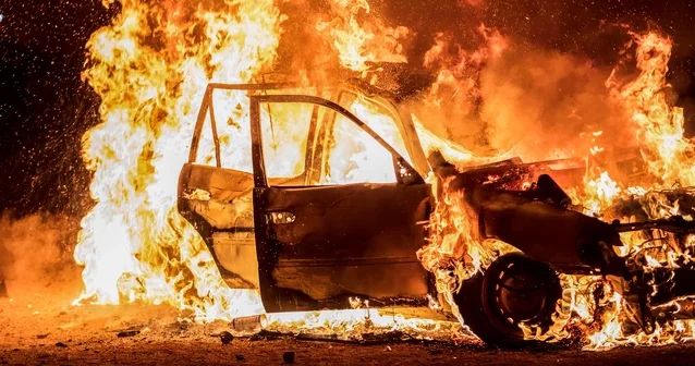 В столице сгорел легковой автомобиль